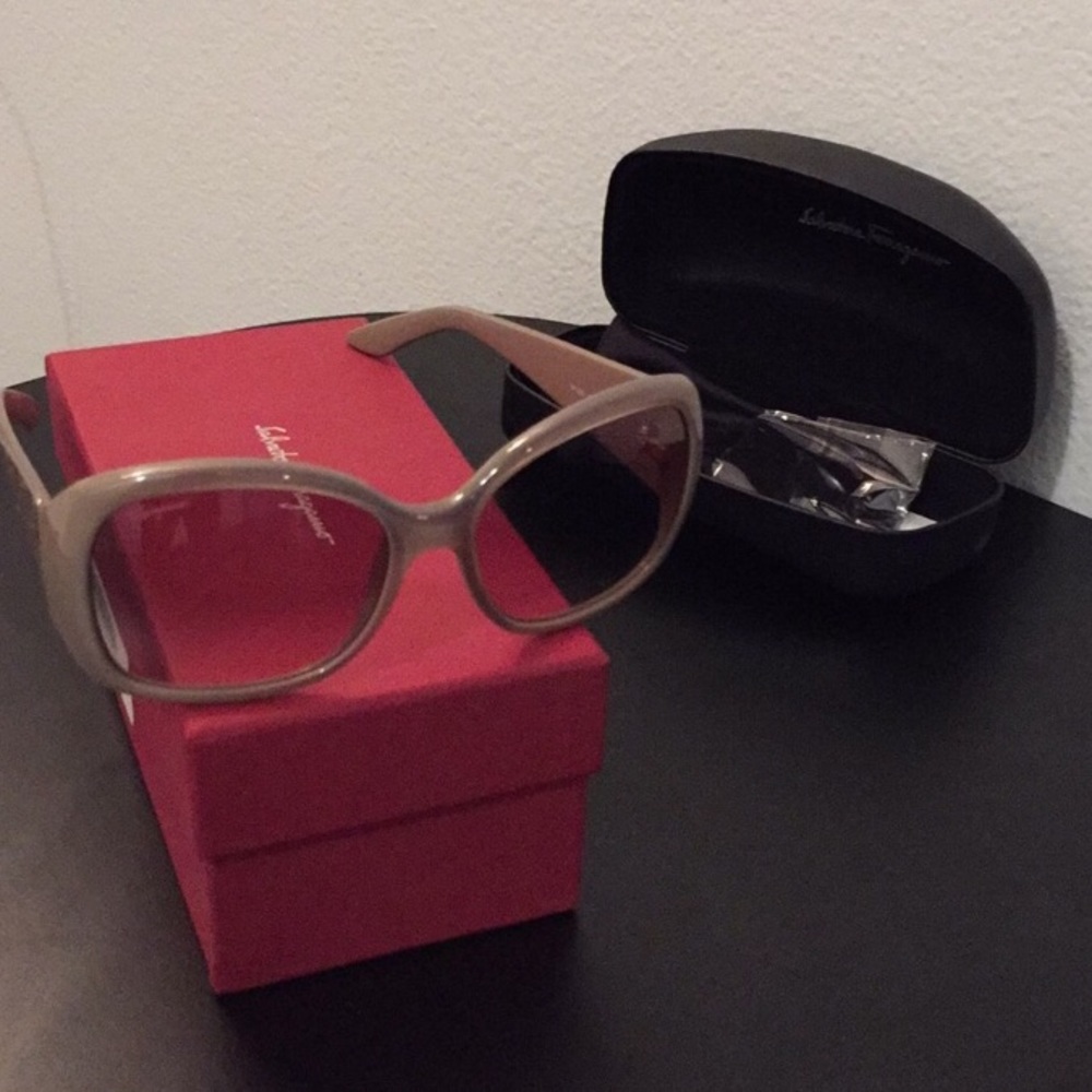 Salvatore Ferragamo Sunglasses - Picture 2 of 12